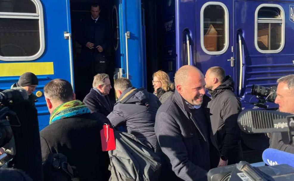 Високопосадовці з Бельгі на пероні Центрального залізничного вокзалу у Києві. Фото: VRT