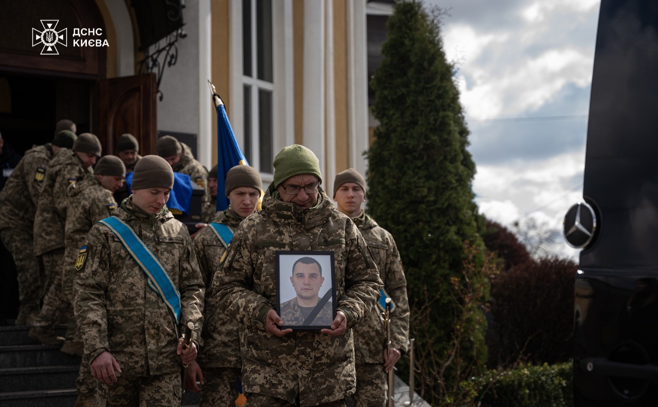 Прощання з рятувальником та воїном. Фото: ДСНС