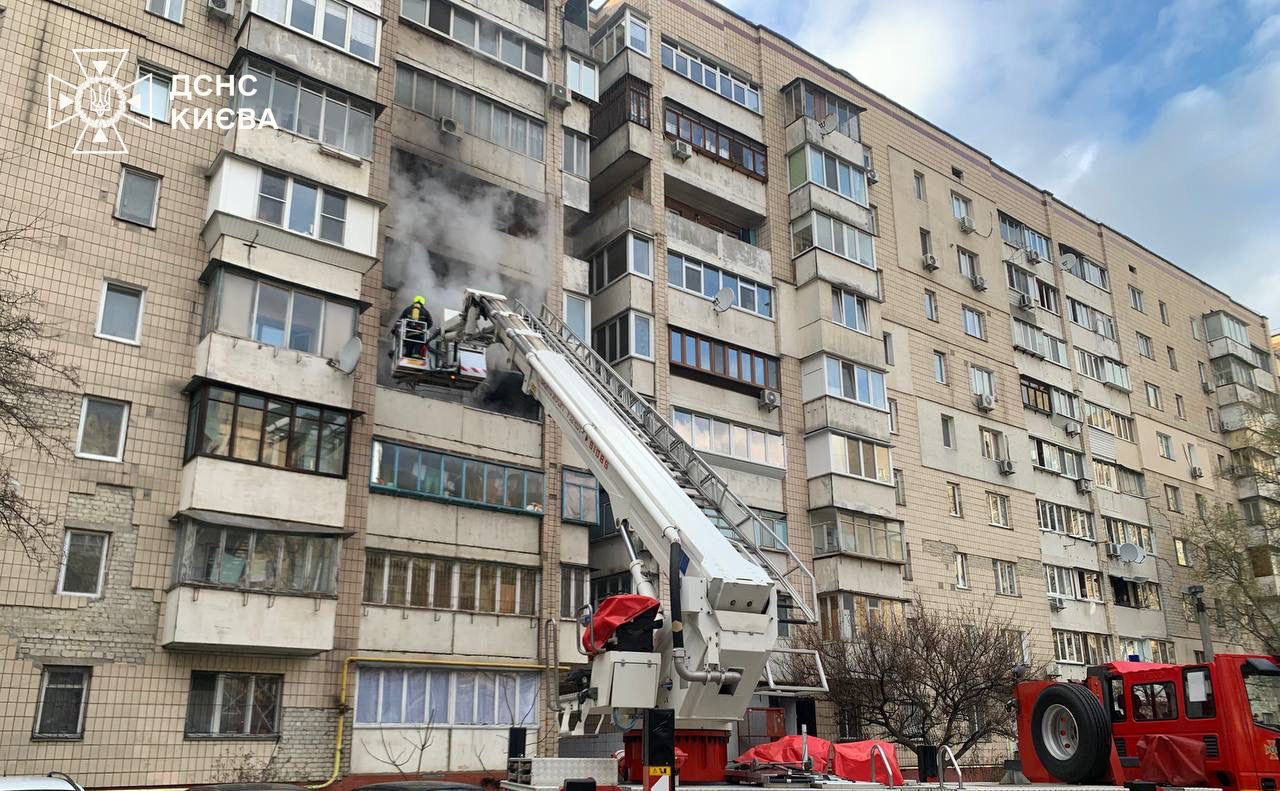 Горів балкон та квартира на 4-му поверсі. Фото: ГУ ДСНС у м. Києві