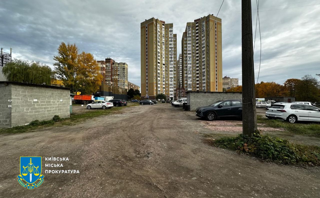 Самочинно побудовані гаражі та платна парковка на вулиці Гонгадзе. Фото: Київська міська прокуратура