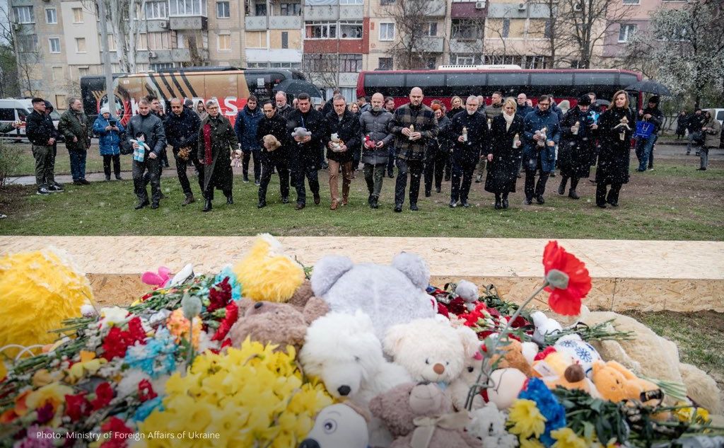 Дипломати з квітами у дворі, де вибухнула ракета рф. Фото: МЗС