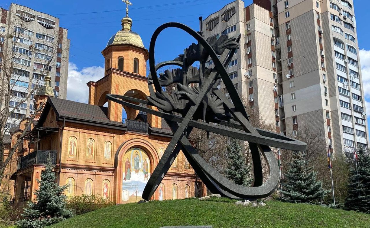 Пам’ятник жертвам Чорнобильської катастрофи. Фото: Київзеленбуд