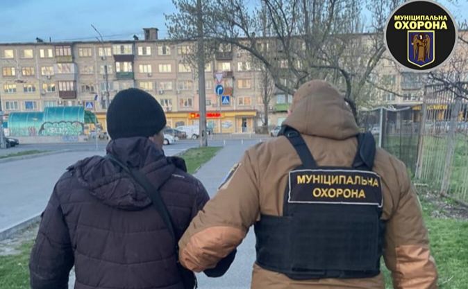 Чоловік ще й порізався, коли виймав скло. Фото: КО «Муніципальна охорона»