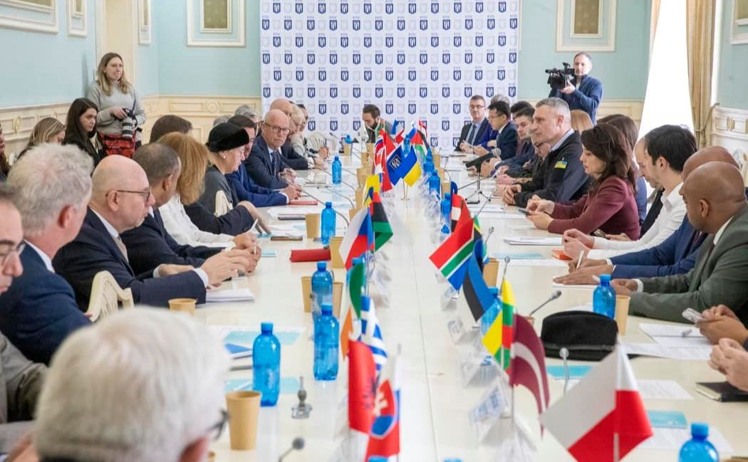 Мер столиці зустрівся з дипломатами