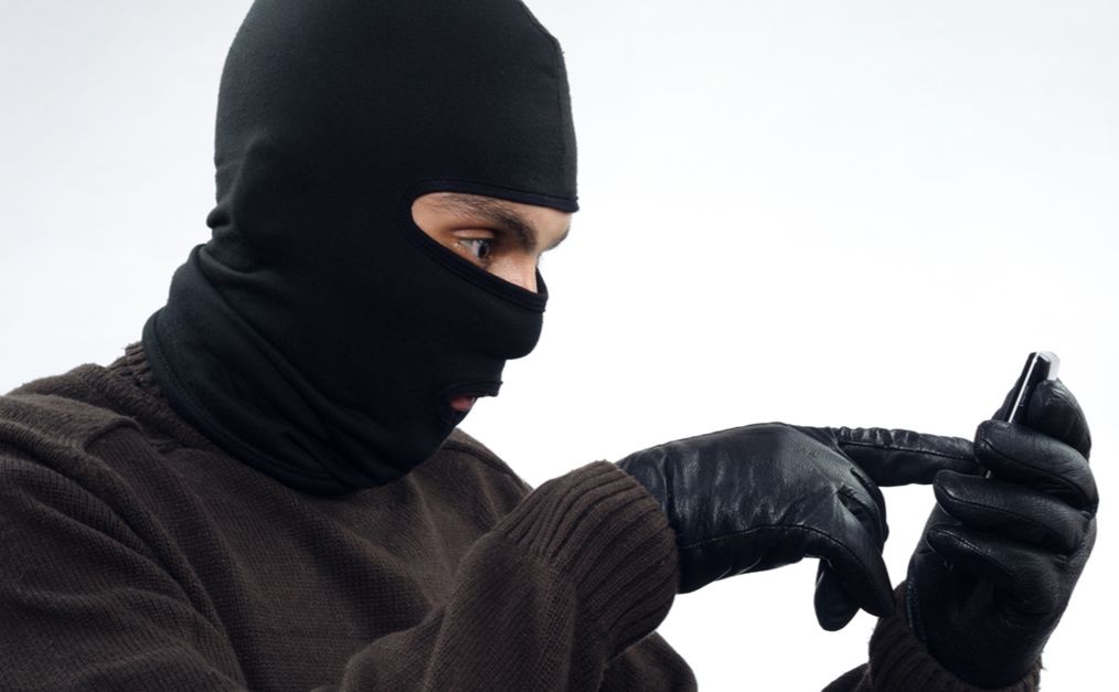 Протягом року пенсіонерка отримувала смс-повідомлення від аферистів. Фото ілюстративне з відкритих джерел