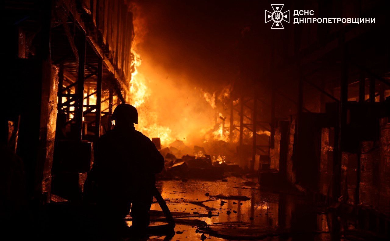 Унаслідок атаки частину складів знищено. Фото: ДСНС