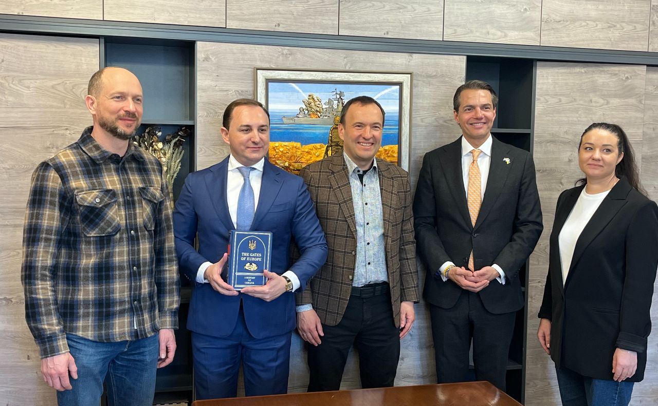 Петро Пантелеєв (у центрі) подякував за підтримку Києва. Фото: КМДА