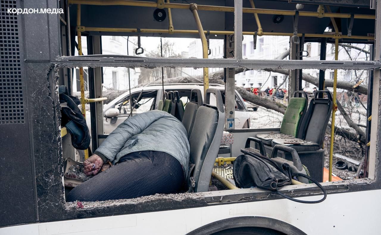 Очевидці кажуть, що найбільша кількість загиблих була у тролейбусі в центрі міста. Фото: Кордон. медіа
