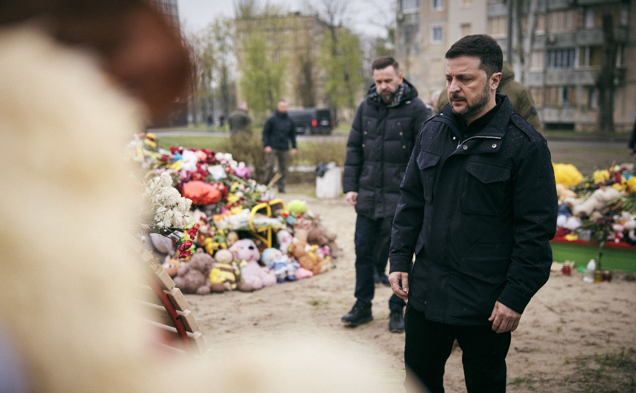 Президент України у Кривому Розі на місці загибелі 21 мешканця від атаки рф. Фото: ОП