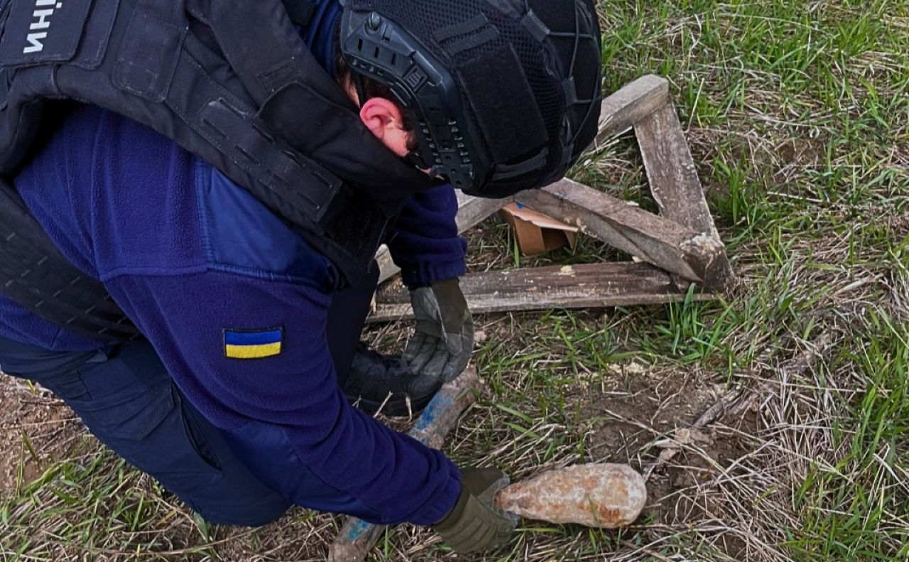 Мінометну міну часів Другої світової війни знайшли у Великій Димирці. Фото: МРЦ ШР ДСНС