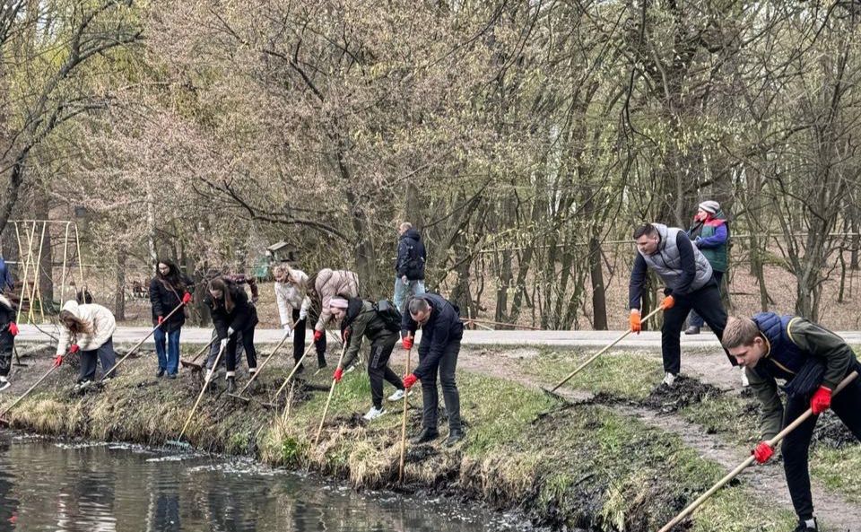 Учасники толоки чистили береги озера у Голосіївському парку. Фото: надане організаторами толоки