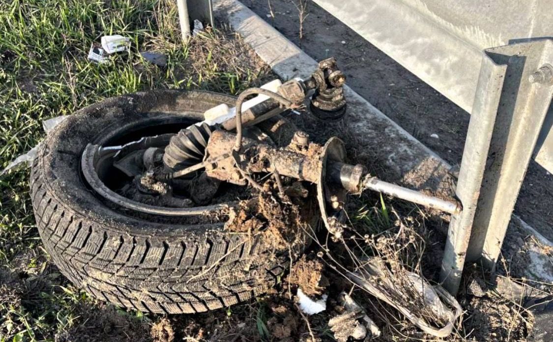Колесо легковика вирвало з «м’ясом». Фото: патрульна поліція Київщини