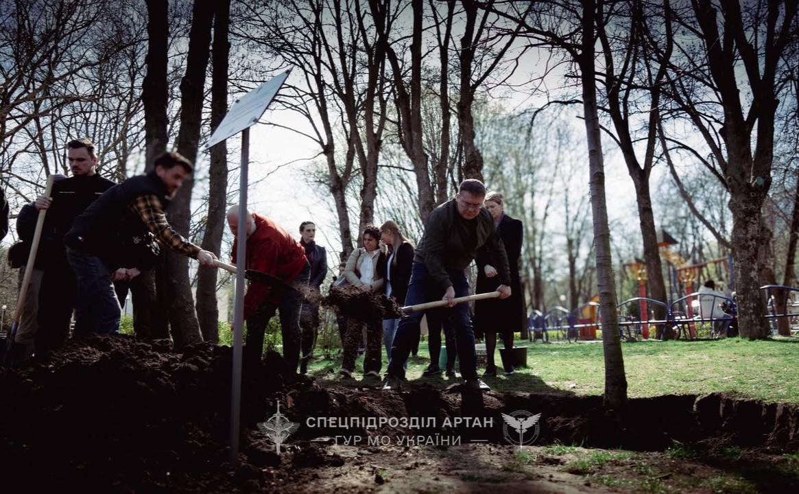 Фото під час висаджування дерева. Фото: Спецпідрозділ ГУР МО України «Артан»