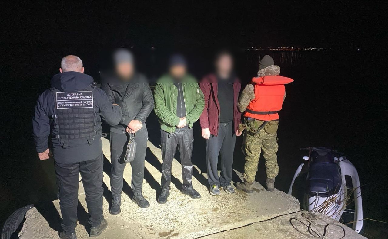 Прикордонники витягли з води трьох порушників. Фото: ДПСУ