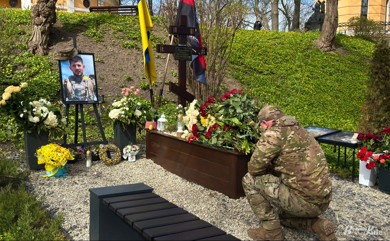 До Павла Петриченка сьогодні прийшли друзі, рідні і побратими. Фото: Анна Білоус