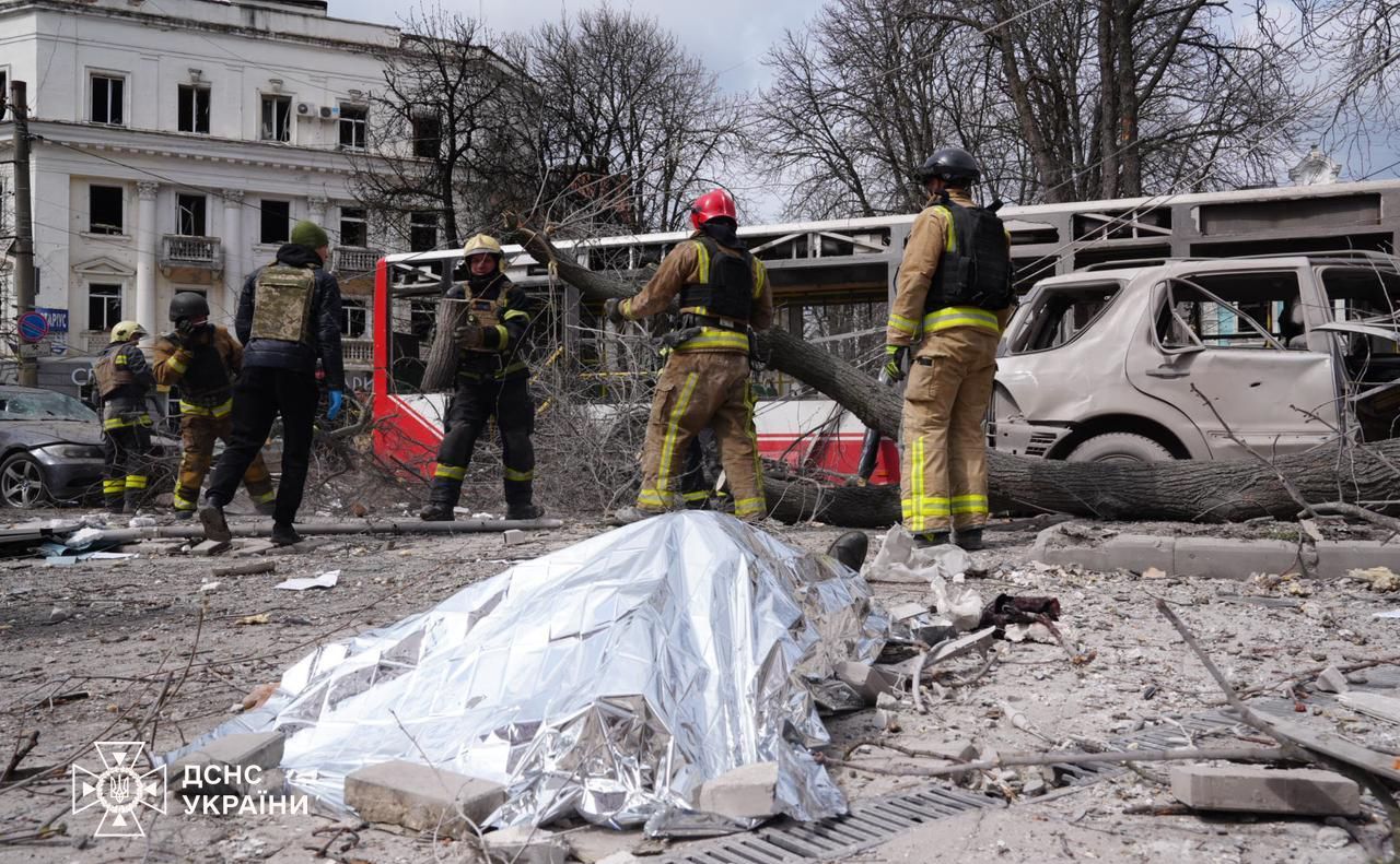 Фото з місця удару в Сумах: ДСНС