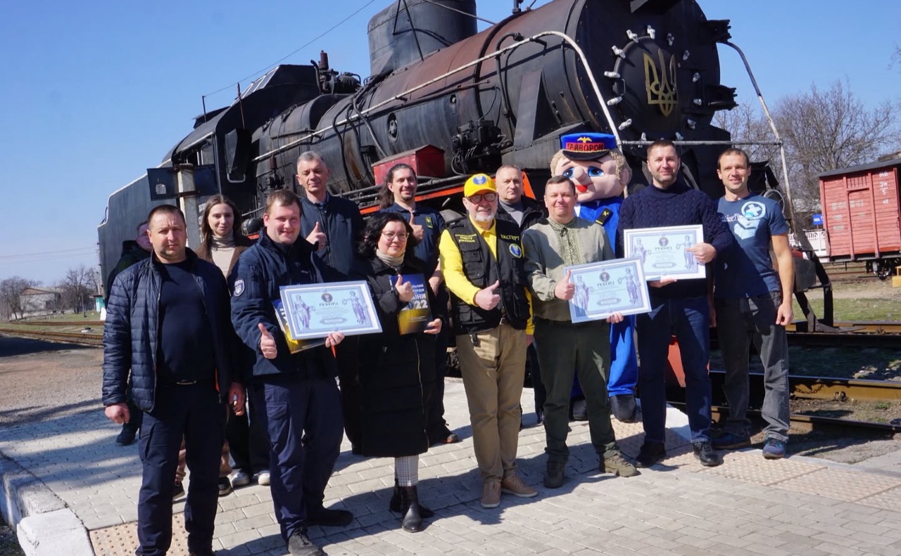 Унікальність цієї залізниці в тому, що вона працює на вузькоколійній колії стандарту 750 мм, а її загальна протяжність становить 130 км. Фото: Укрзалізниця
