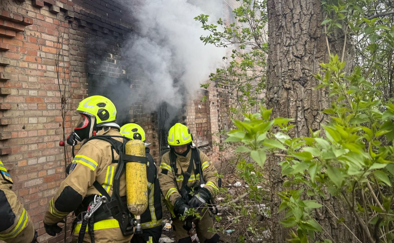На місці працювали 13 рятувальників. Фото: ДСНС Києва