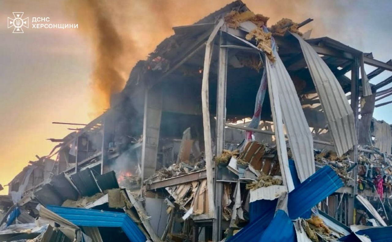 Повністю зруйнований льодовий палац «Фаворит Арена»