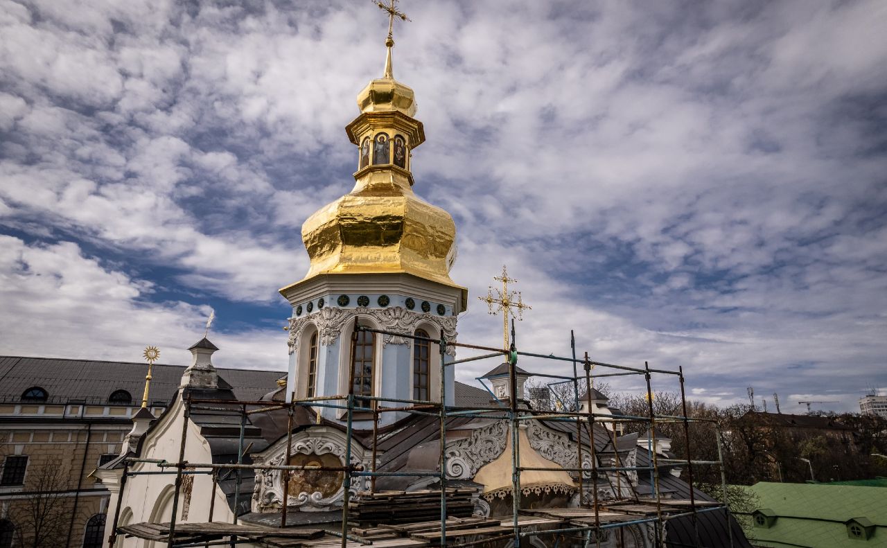 Новий хрест увінчує баню старовинного храму. Фото: Нацзаповідник Києво-Печерська лавра