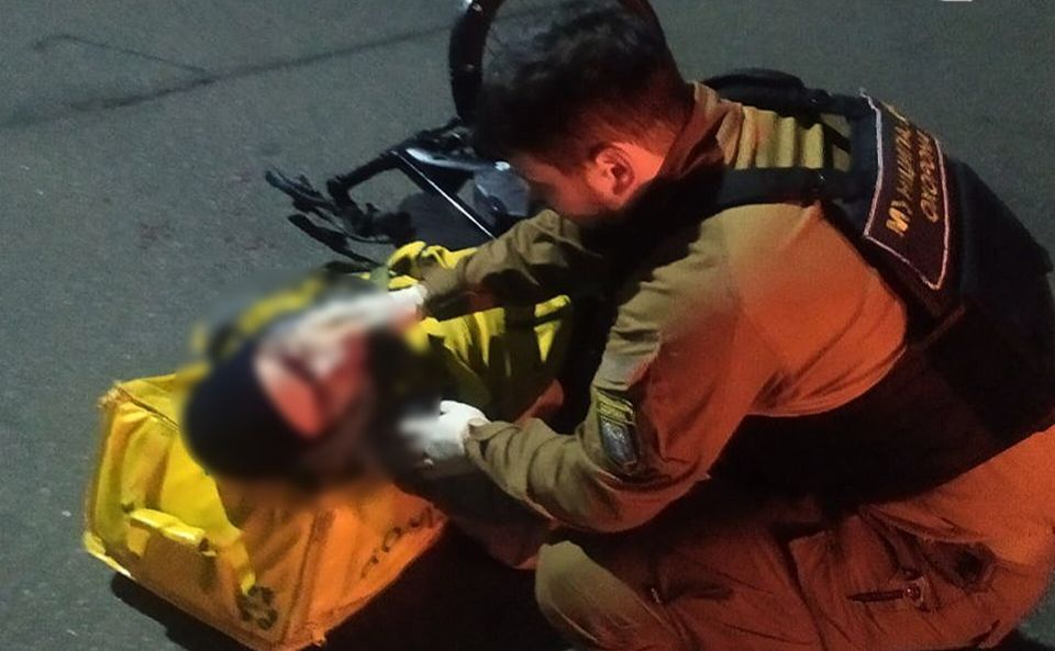 Муніципали надали велосипедисту домедичну допомогу. Фото: Муніципальна охорона