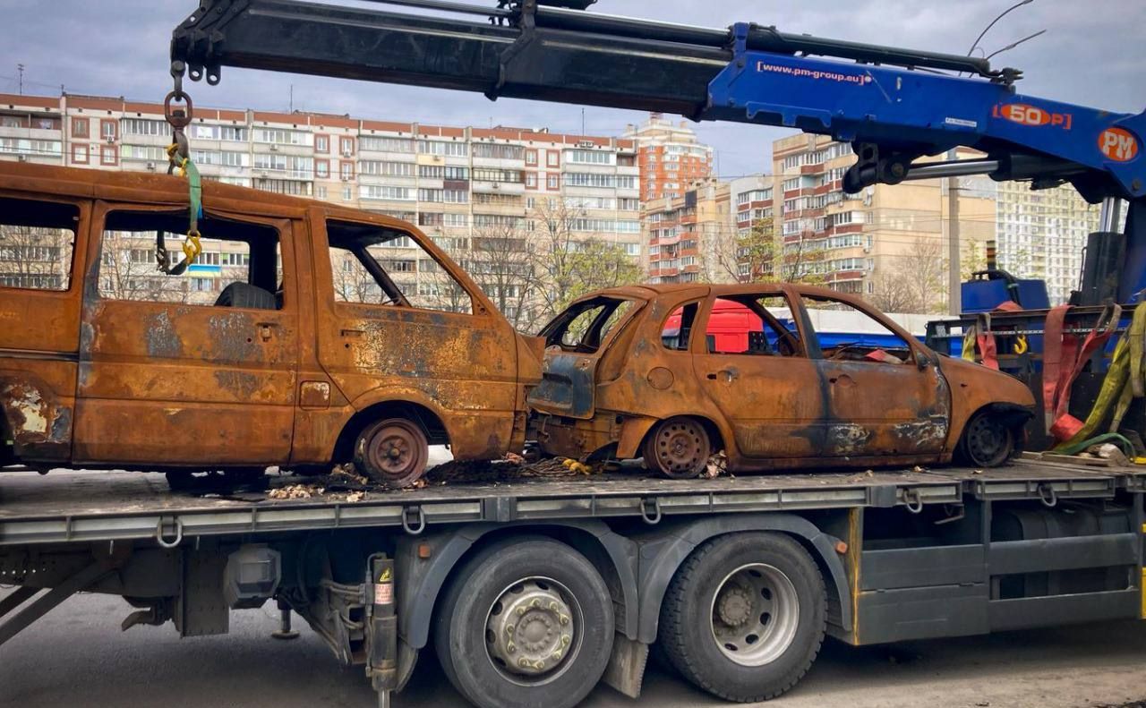 Покинуті автівки забирають на спецмайданчики для тимчасового зберігання. Фото: КМВА