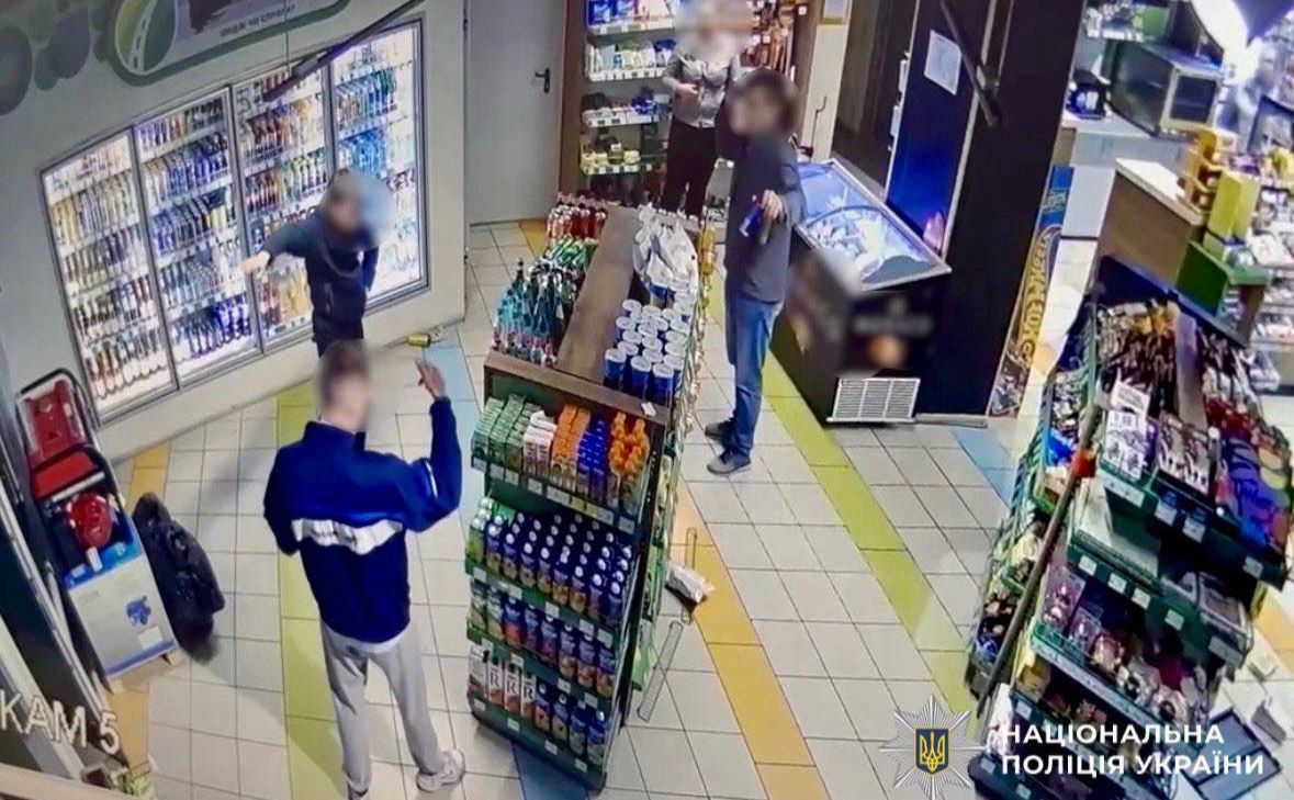Скрин з камери спостереження: що відбувалось у приміщенні АЗС в Броварах.
