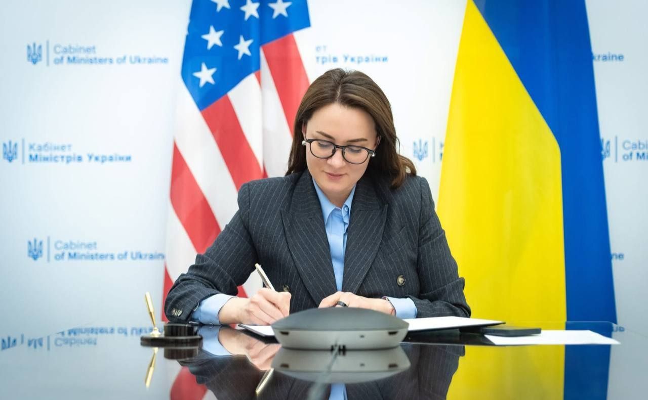 Юлія Свириденко в момент підписання меморандуму. Фото: фейсбук Ю.Свириденко