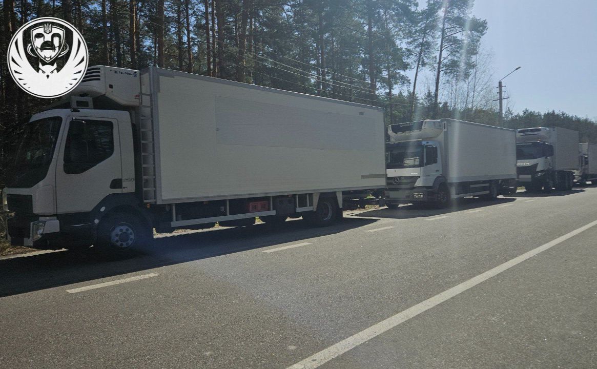Супроводжують транспорт з тілами військових фахівці МЧХ. Фото: Координаційний штаб