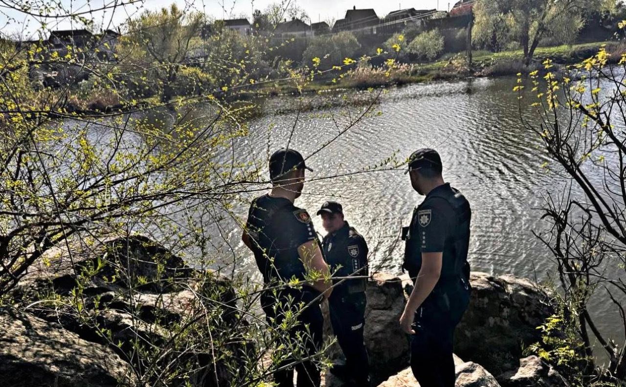 Правоохоронці на місці нещасного випадку. Фото: поліція Київської області