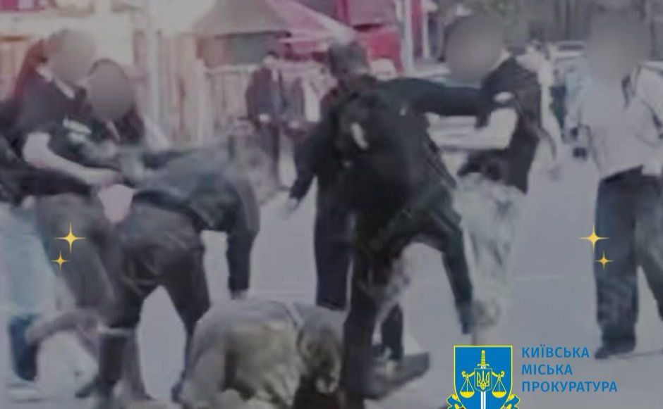 Скрин відео, де зафіксували, як підлітки повалили на землю та б’ють військового. ФСкрин: Київська міська прокуратура