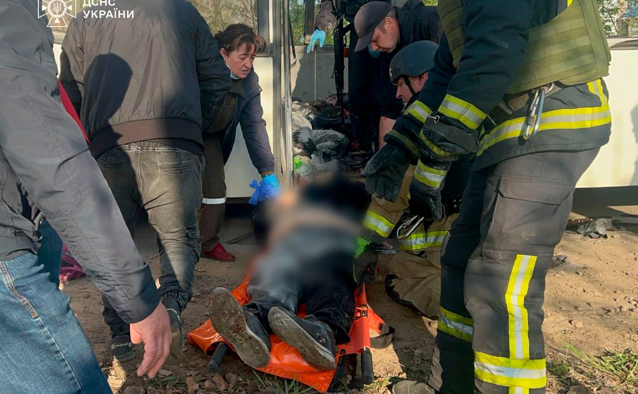 Рятувальники евакуюють чоловіка з пошкодженого автобуса. Фото: ДСНС