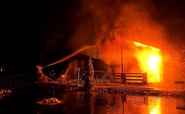 Через удар російських безпілотників згорів готельний комплекс. Фото ДСНС