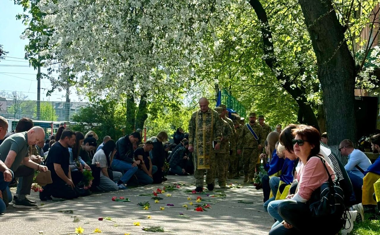 Коридор пошани під час прощання із військовим. Фото: С.Садовой, фейсбук