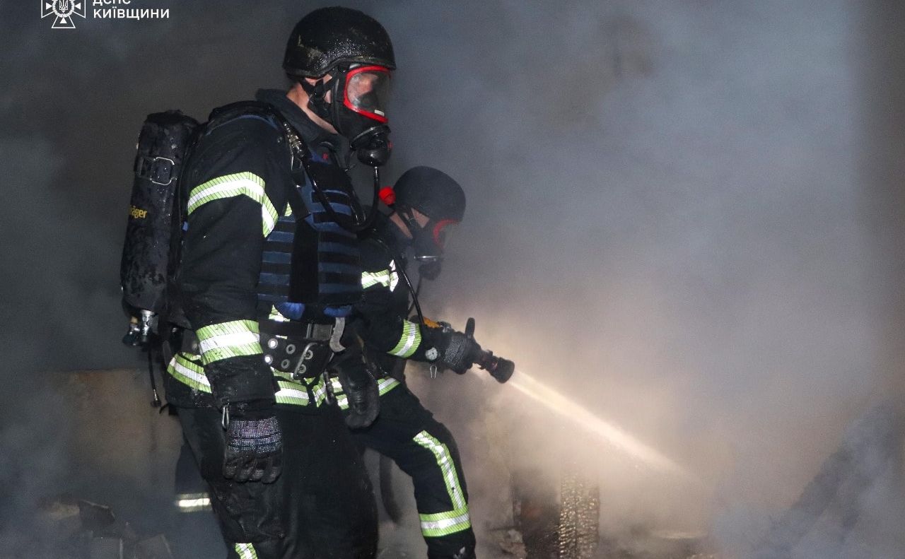 Рятувальник під час ліквідації наслідків удару. Фото ілюстративне: ДСНС