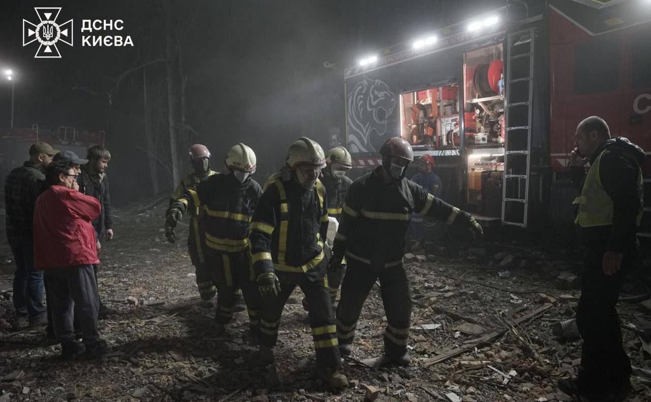 Рятувальники несуть одного з мешканців будинку на Святошині. Фото: