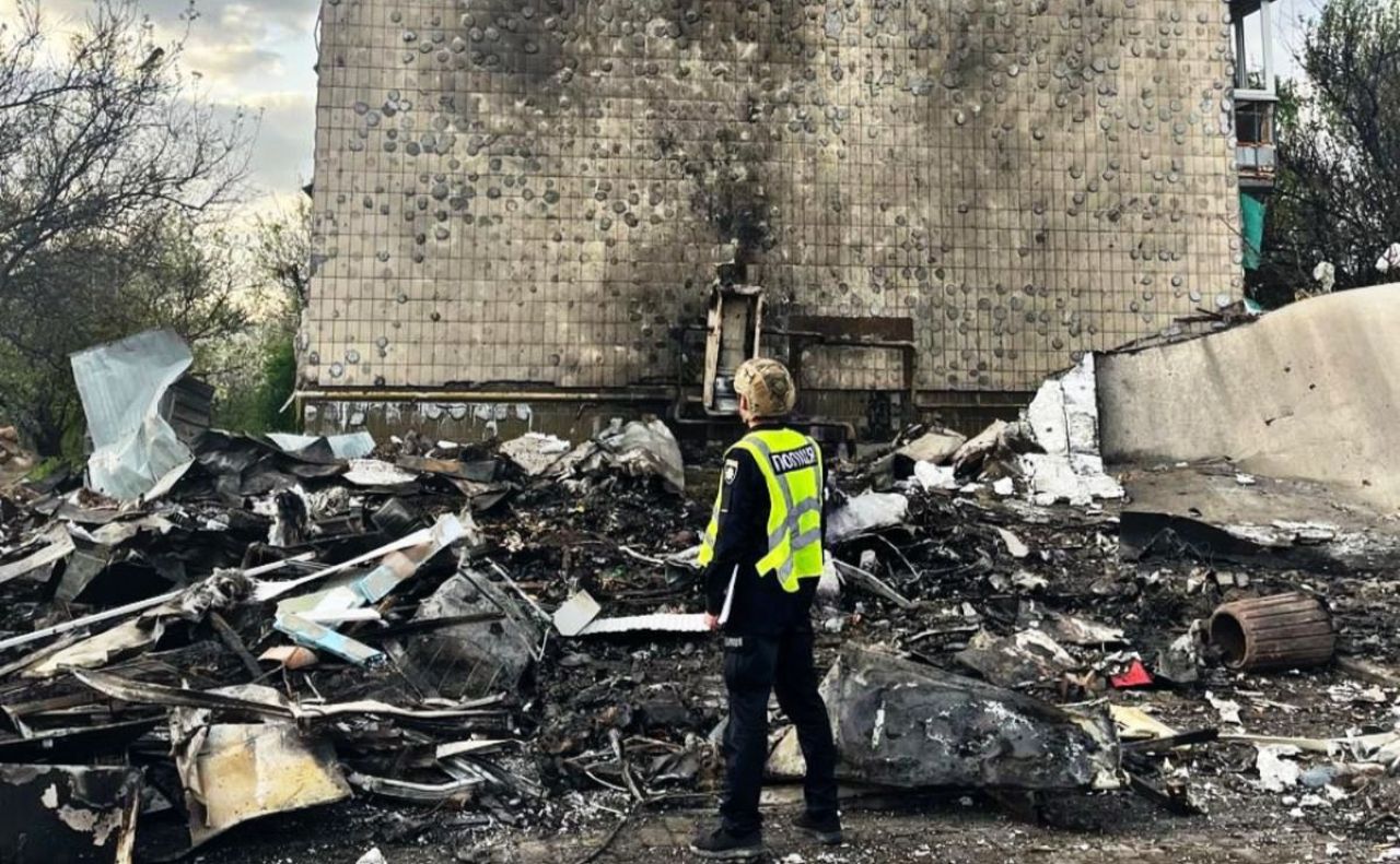 У Бучанському районі зазнали пошкоджень три п’ятиповерхівки. Фото: Нацполіція