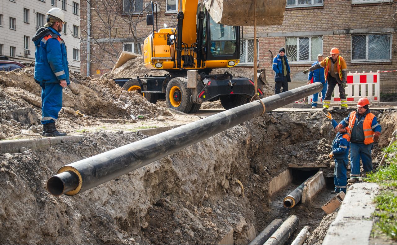 Заміна труб на вулиці Теліги. Фото: пресслужба Київтеплоенерго