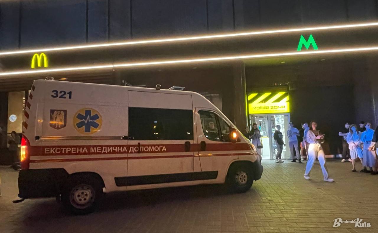 Швидка одразу прибула на станцію метро Хрещатик. Фото: Тетяна Асадчева