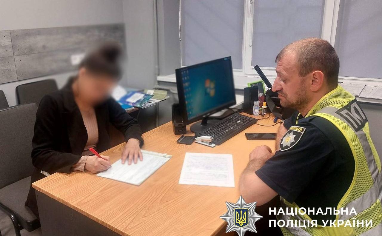 Інспектори поліції провели із жінкою профілактичну бесіду. Фото: поліція Києва