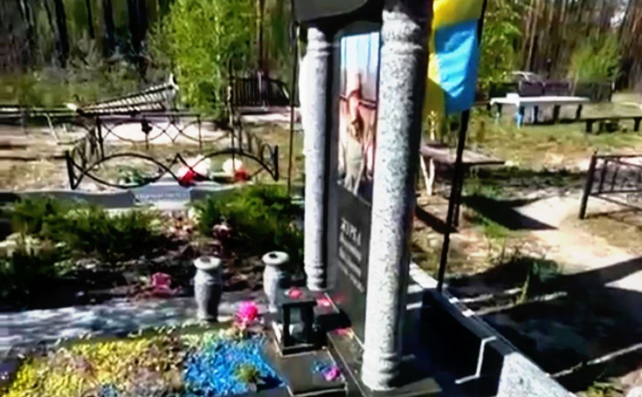 Розкидане каміння, зламана ваза, вирвані квіти на могилі захисника. Фото: Поліція Київської області