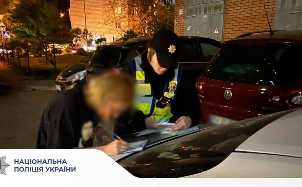 Мати щколяра підписує адмінпротокол з поліцією. Фото: Нацполіція