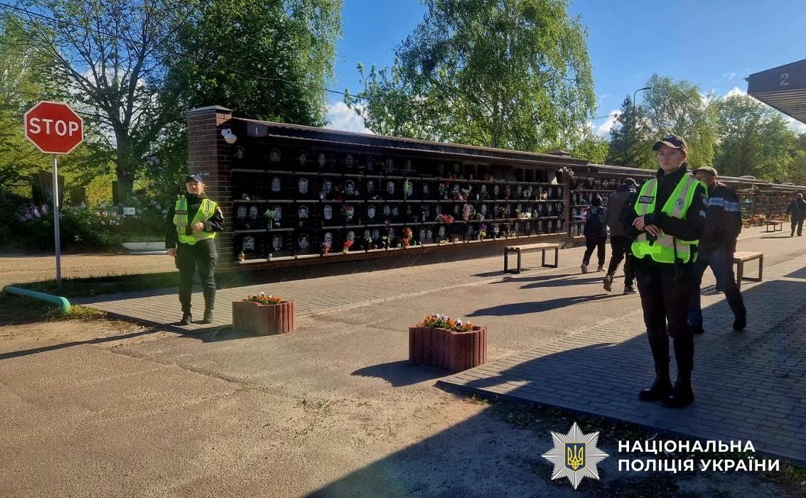 Поліція на столичному цвинтарі. Фото: Нацполіція