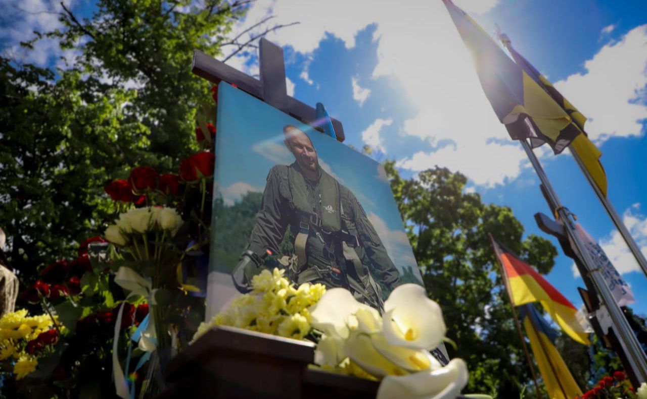 Портрет Валентина Коренчука на його могилі. Фото: повітряне командування «Центр»