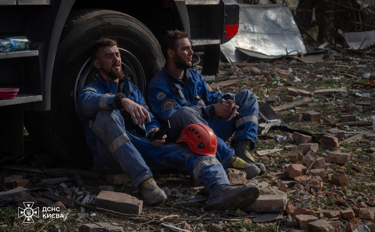 Рятувальники під час ліквідації наслідків в Святошинському районі 24 квітня. Фото: ДСНС