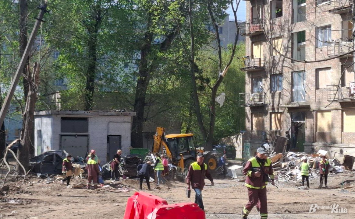 У Святошинському районі триває ліквідація наслідків ворожої атаки. Фото: Ярослав Дем’яненко