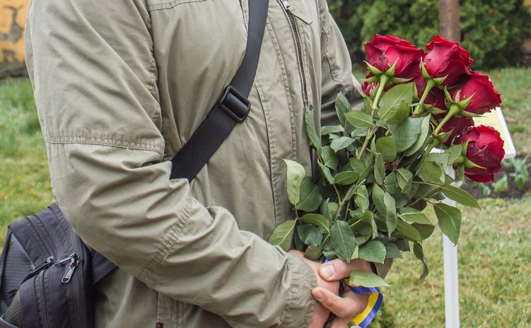 Захисник повертається на щиті. Фото з відкритих джерел