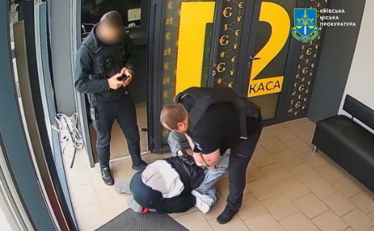 Поліція повідомила про інцидент у обміннику. Скрин з відео