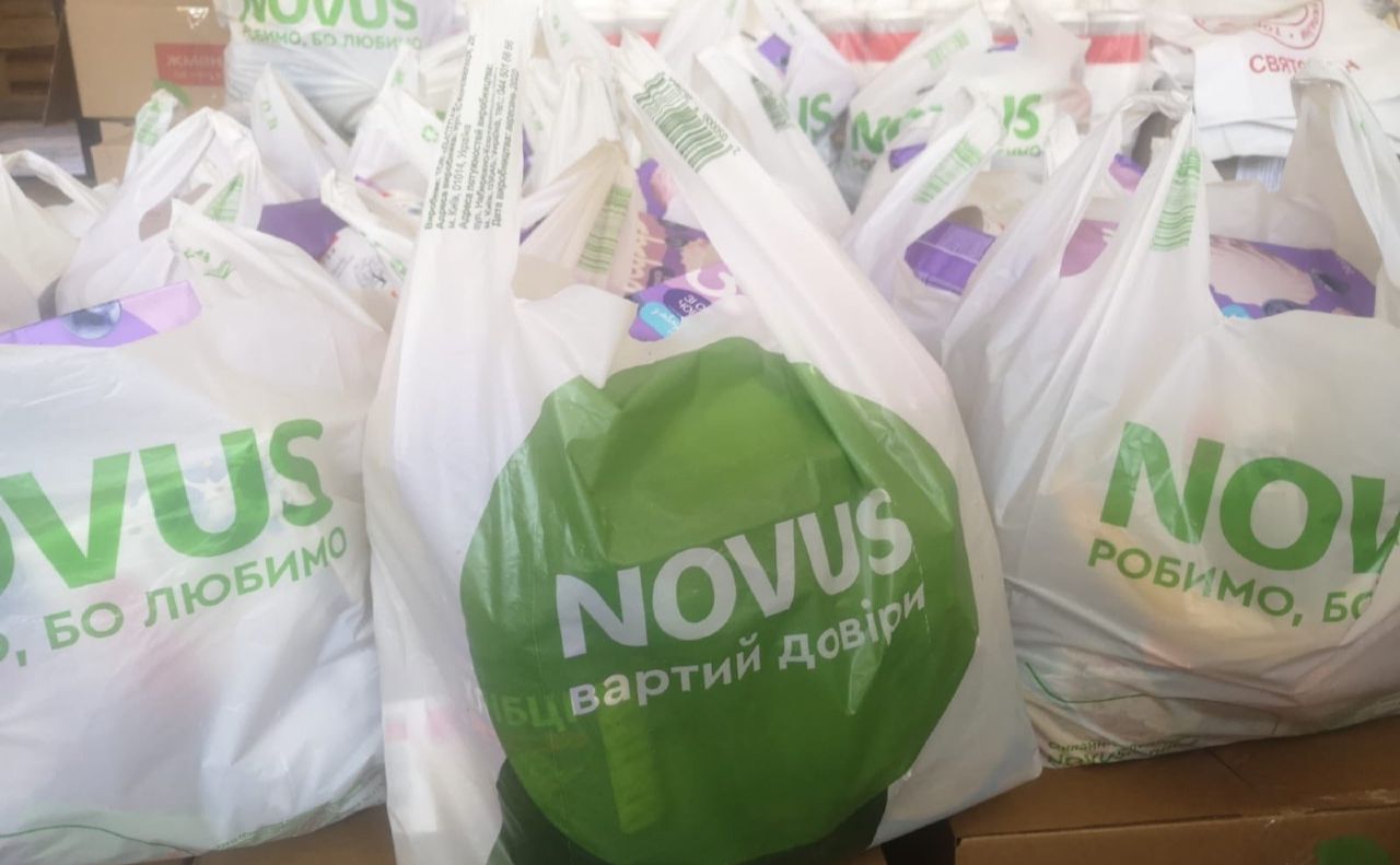 Постраждалі отримують продуктові набори від NOVUS. Фото: В.Муха