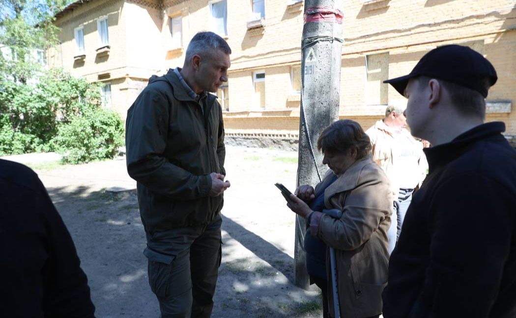 Віталій Кличко у Святошинському районі спілкується з мешканцями і будівельниками. Фото: пресслужба мера